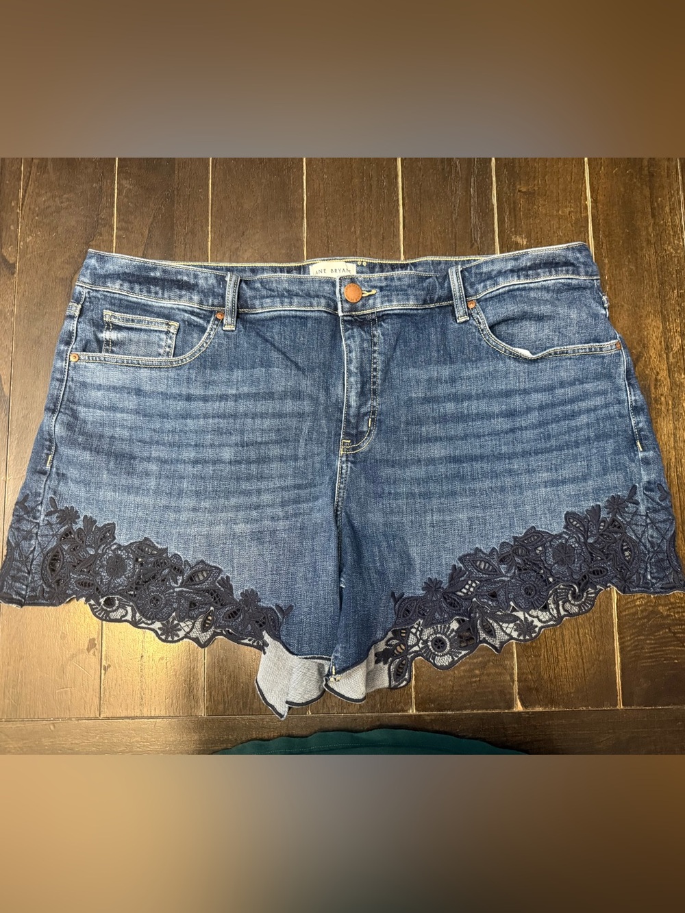 Lane Bryant Girlfriend Denim Shorts Women’s 22 Lace Hem Mid Rise Blue Jeans NWOT